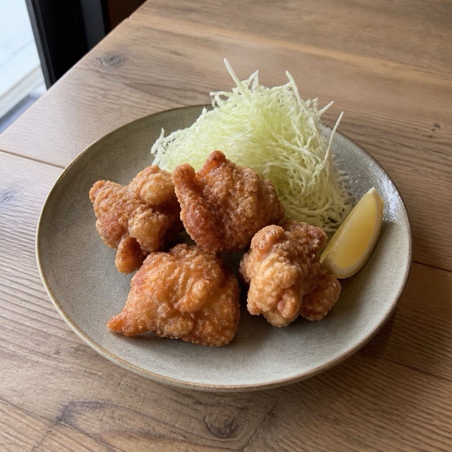 料理に寄せてトリミングされた、から揚げの一皿。
