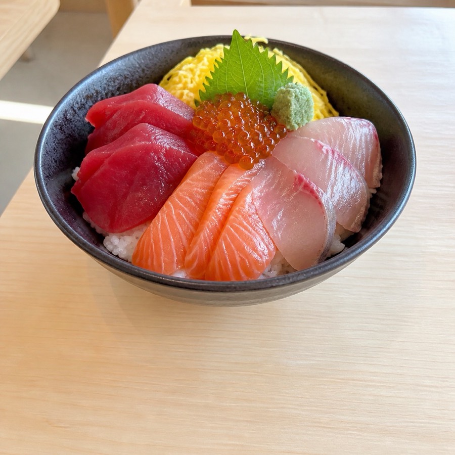 海鮮丼。まぐろ・サーモン・いくらなどをのせた丼。